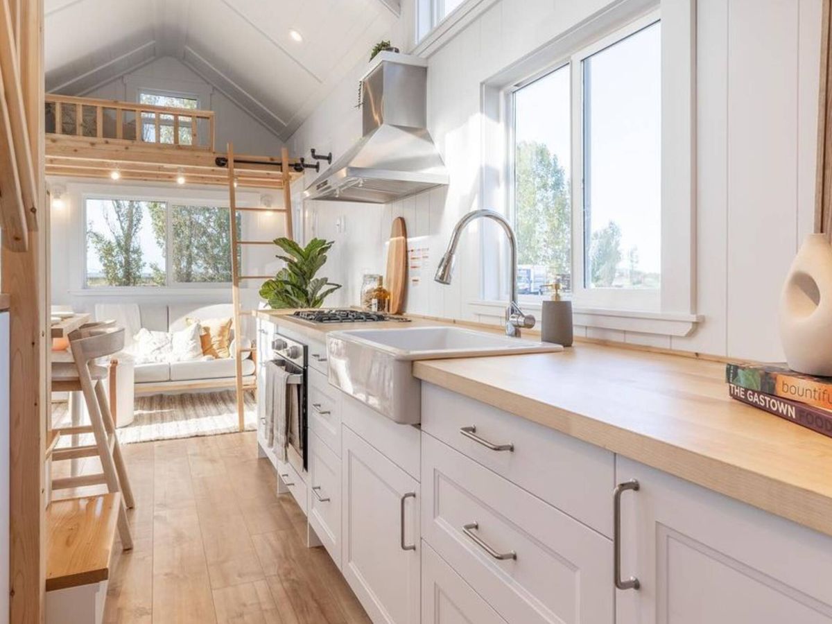 Una cocina slow con muebles en blanco y detalles en madera